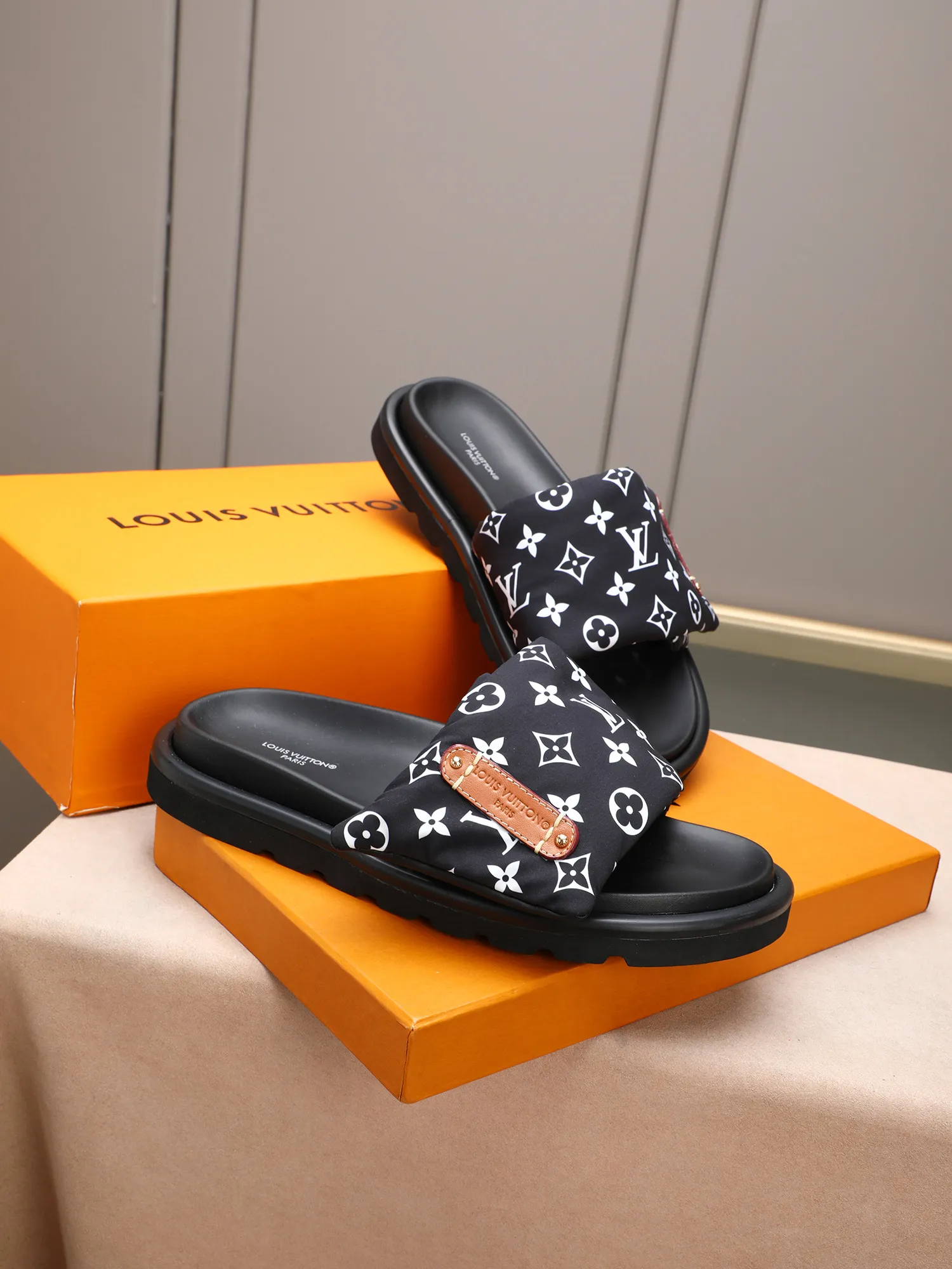 PP360 [LOUIS VUITTON] Louis Vuitton, LV printing, men's and women's slippers are on the market. The drawer box packaging comes with a cloth bag and a card. The upper pattern looks very soft and waxy, and it is a super versatile leg slimming tool. Fabric: imported denim/canvas/old fabric, LV hardware LOGO, official website pattern printing, comfortable to wear, feet: high-elastic PU water table. Sole: foam sole, heel height: about 5cm. Code number: 35-46, 35, 45, 46 are custom-made and non-returnable. Color: multiple colors and styles available.